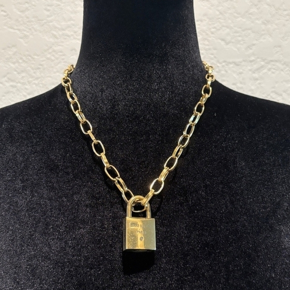 Authentic Louis Vuitton #322 Lock & Key Gold Brass w Short 15 " New Chain - Picture 3 of 9